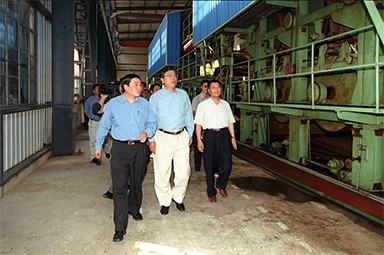 2000年9月19日，时任浙江省委书记张德江一行视察公司
