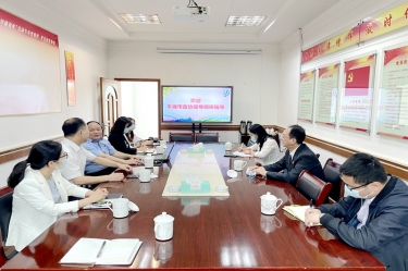 平湖市政协主席何健莅临金彩汇官网纸业全资子公司平湖景包调研走访