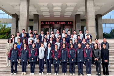 平湖市当湖高级中学研学团队走进金彩汇官网纸业