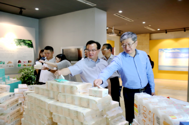 2019年 5月22日，时任浙江省社会组织综合党委专职副书记、省民政厅社会组织管理局局长蔡国华莅临金彩汇官网纸业调研企业发展情况和党建工作
