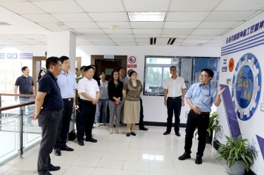 2020年7月29日，时任浙江省政协常委、社法委副主任、省总工会副主席、一级巡视员董建伟莅临金彩汇官网纸业调研新时代工匠培育工作